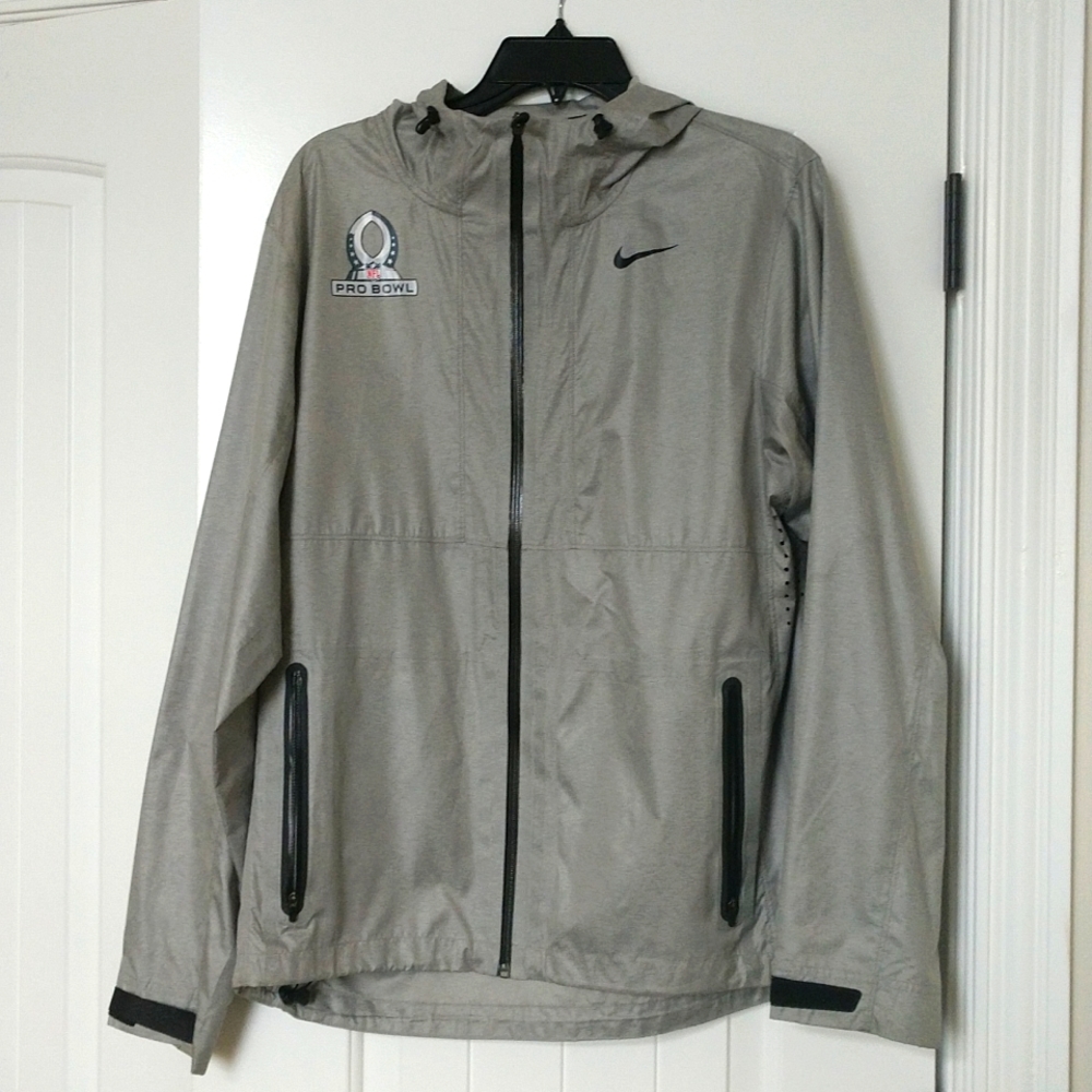 Nike ProBowl Lightweight Hooded Windbreaker